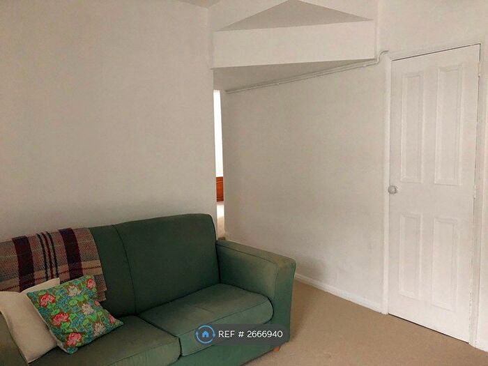 1 Bedroom Flat To Rent In High Street, Newport Pagnell, MK16