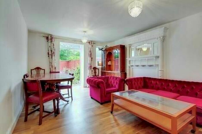 4 Bedroom Semi-Detached House To Rent In Kenchester Close, London, SW8