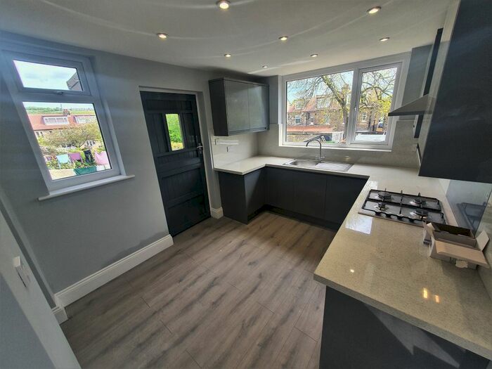 5 Bedroom Semi-Detached House To Rent In Redburn Drive, Shipley, BD18
