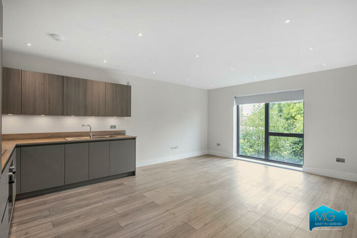 3 Bedroom Apartment To Rent In Woodside Park Road, North Finchley, London, N12