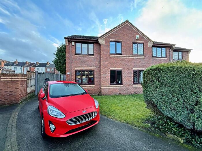 3 Bedroom Semi Detached House For Sale In Ash Tree Grove, Kippax, Leeds, LS25