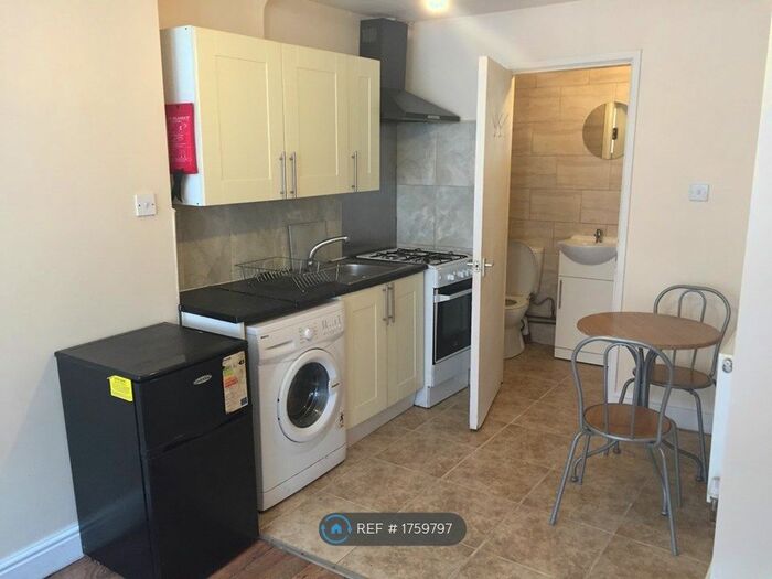 Studio To Rent In Pershore Road, Birmingham, B30