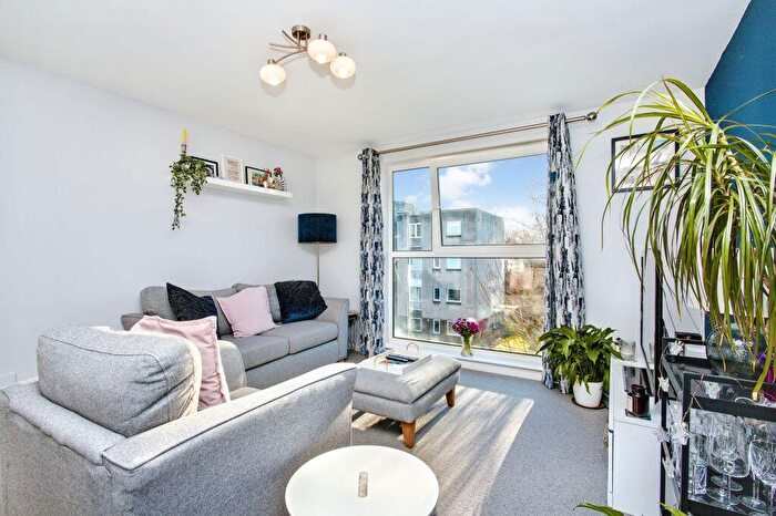 2 Bedroom Flat For Sale In / Craigmount Hill, East Craigs, Edinburgh, EH4