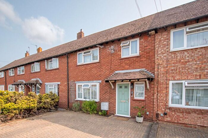 3 Bedroom Semi-Detached House For Sale In Hornbeam Road, Guildford, GU1
