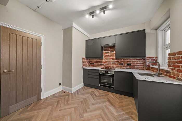 3 Bedroom Flat To Rent In Richmond Hill, Bournemouth, BH2