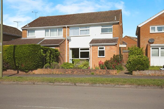 3 Bedroom Semi-Detached House For Sale In Peachcroft Road, Abingdon, OX14