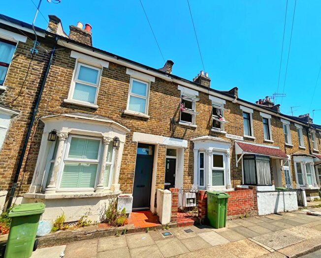 2 Bedroom House To Rent In Tennyson Road, Stratford, E15