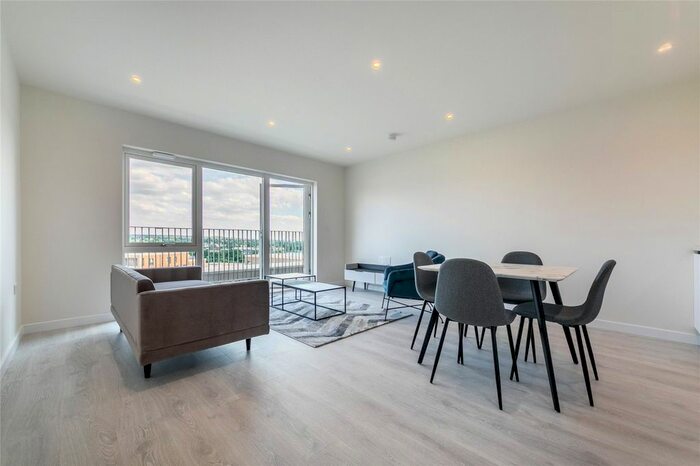 2 Bedroom Flat To Rent In Inglis Way, London, NW7