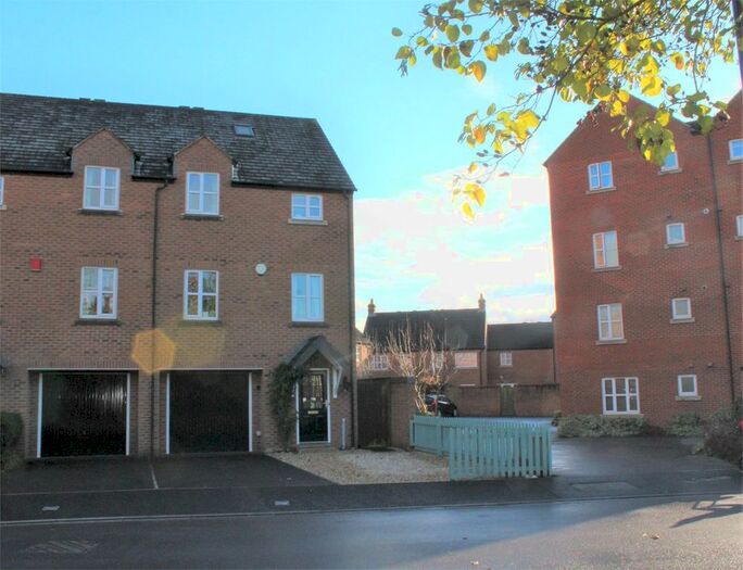 4 Bedroom Semi-Detached House To Rent In Massingham Park, Taunton, TA2