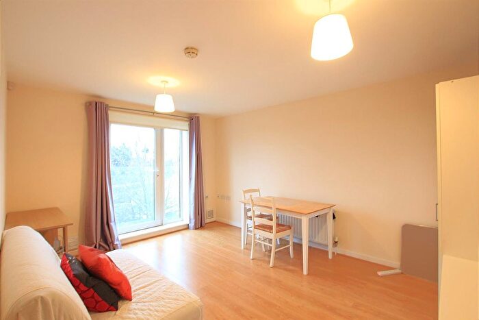 2 Bedroom Flat To Rent In Heath Road, Hounslow, TW3