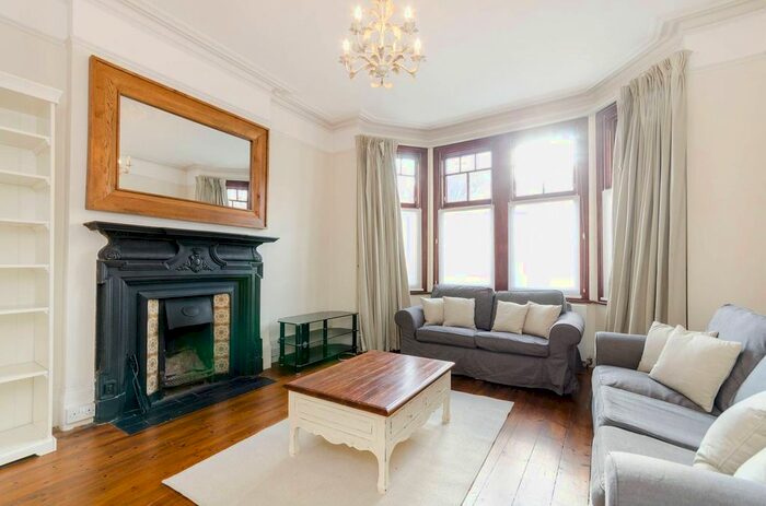 2 Bedroom Flat To Rent In Clarendon Drive, West Putney, London, SW15