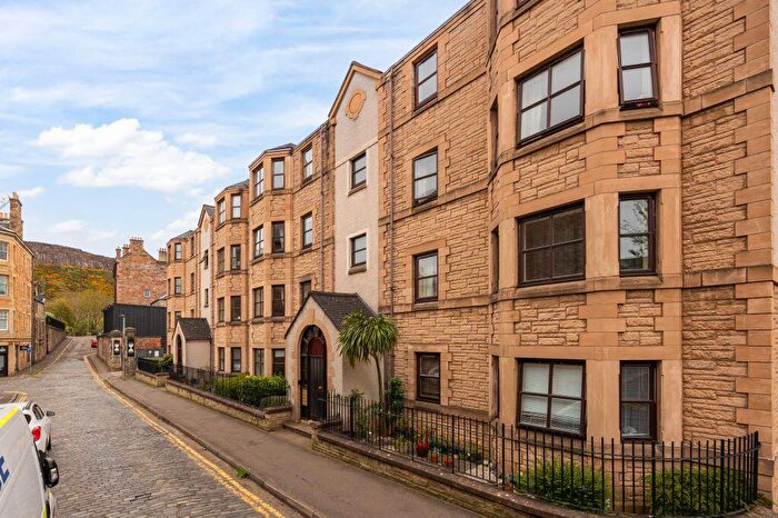 2 Bedroom Flat For Sale In / St Leonards Lane, Edinburgh, EH8