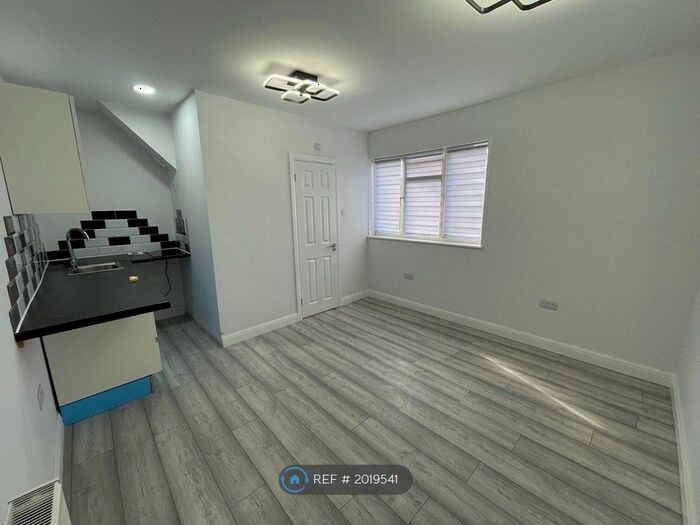 Studio To Rent In Seven Sisters Road, London, N4