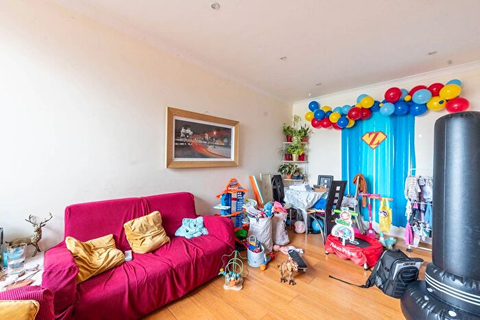 2 Bedroom Flat To Rent In Kingsgate House, Stanmore, HA7