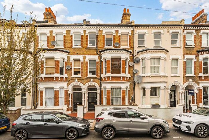 3 Bedroom Flat To Rent In Tremadoc Road, Clapham, SW4