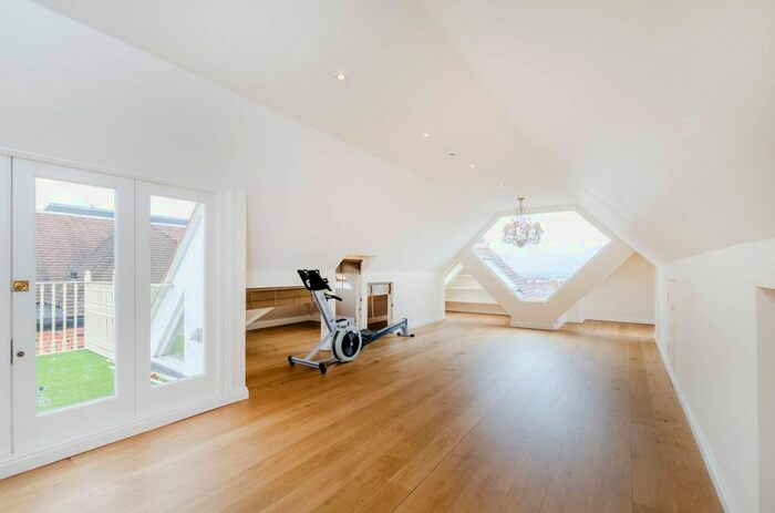 2 Bedroom Flat To Rent In Bracknell Gardens, Hampstead, London, NW3