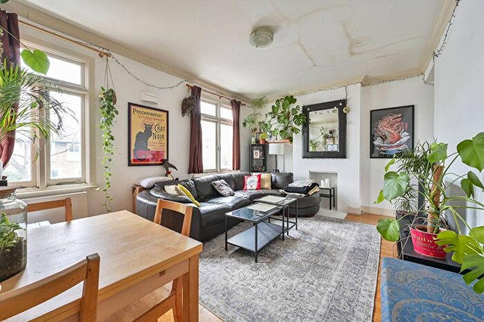 2 Bedroom Flat To Rent In Merton Road, Wandsworth, London, SW18