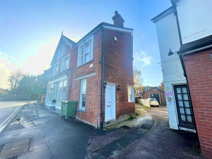 2 Bedroom Maisonette Flat To Rent In Yattendon Road, Horley, Surrey, RH6