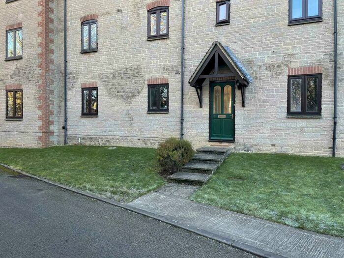 2 Bedroom Flat To Rent In Lakeside, Witney, OX28