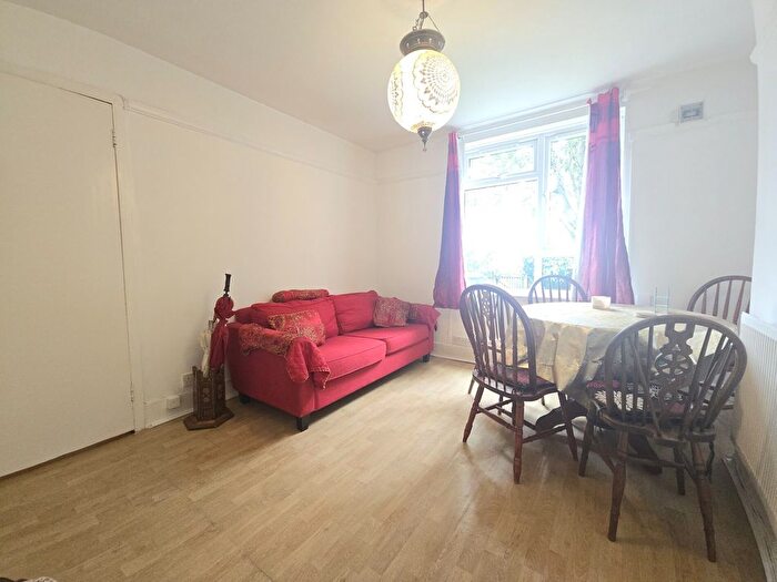3 Bedroom Flat To Rent In Canada Crescent, Acton, W3