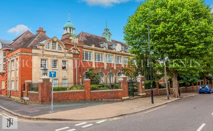 3 Bedroom Flat To Rent In Corrib Court, Palmers Green, London, N13