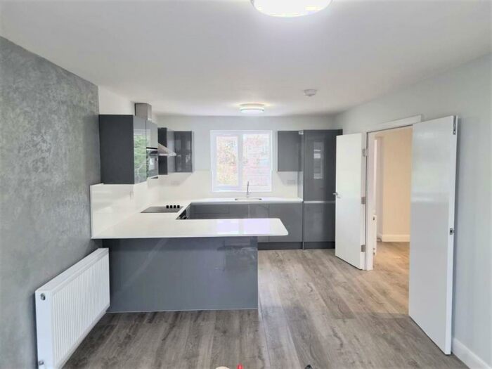 3 Bedroom Flat To Rent In Hale Grove Gardens, Mill Hill, NW7