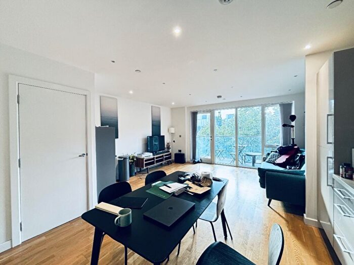 2 Bedroom Flat To Rent In Waterford Court, Turnberry Quay, E14