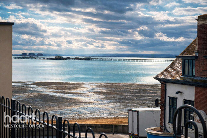 3 Bedroom Flat For Sale In Camper Road, Southend-on-sea, SS1