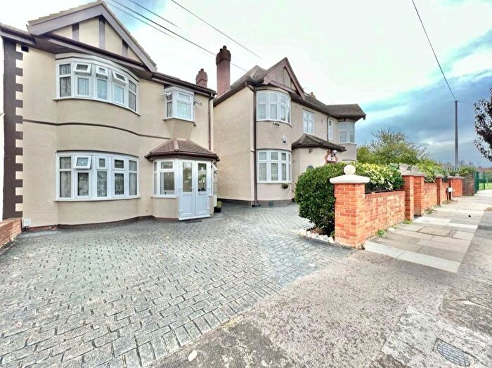 1 Bedroom Flat To Rent In Highcliffe Gardens, Ilford, Essex, IG4