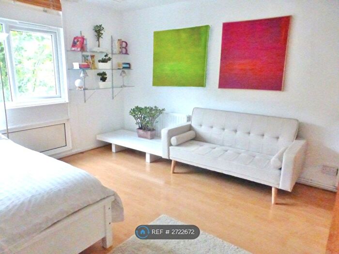 3 Bedroom Flat To Rent In Cedars Road, London, SW4