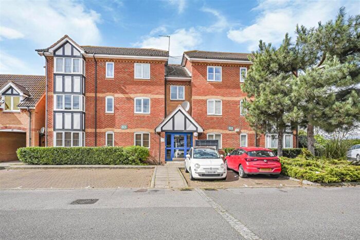 2 Bedroom Apartment For Sale In Redwood Gardens, Chingford, E4