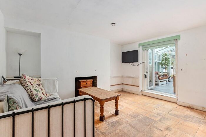 1 Bedroom Flat For Sale In Loftus Road, Shepherd's Bush, London, W12