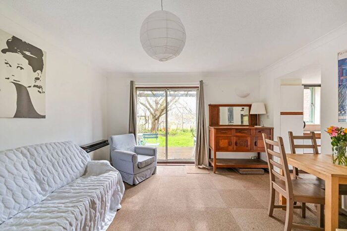 Studio To Rent In Deerhurst Close, Feltham, TW13