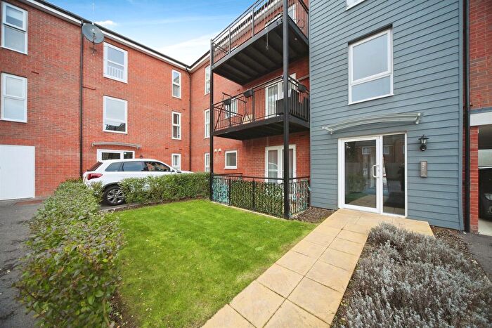 2 Bedroom Flat For Sale In Tilling Green, Dunstable, LU5