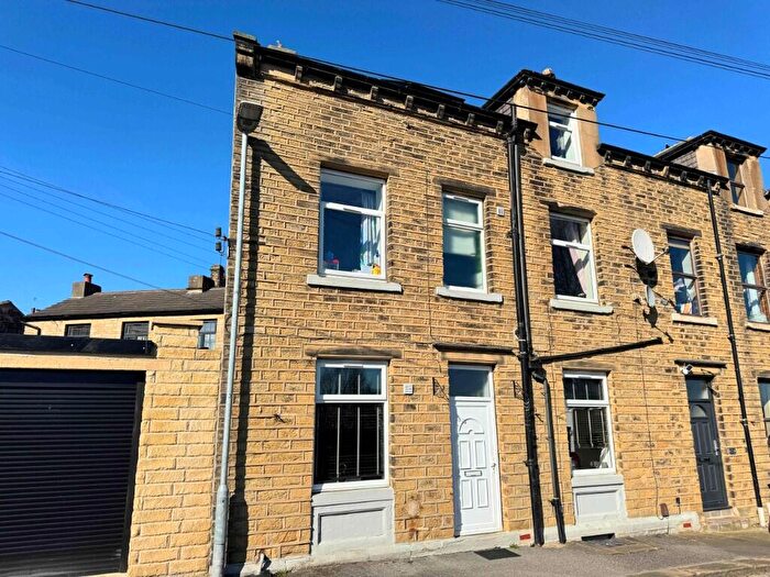 3 Bedroom End Of Terrace House For Sale In South View, Paddock, HD1