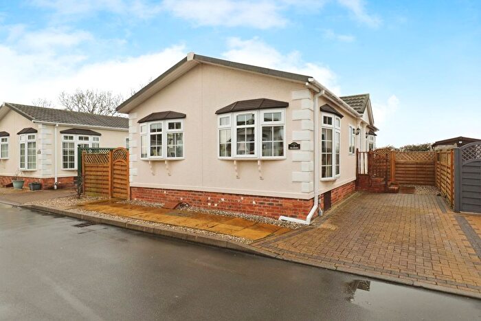 2 Bedroom Mobile/park Home For Sale In The Crescent, Acaster Malbis, York, YO23