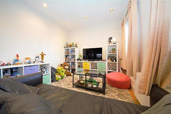 2 Bedroom Flat To Rent In High Road, East Finchley, N2