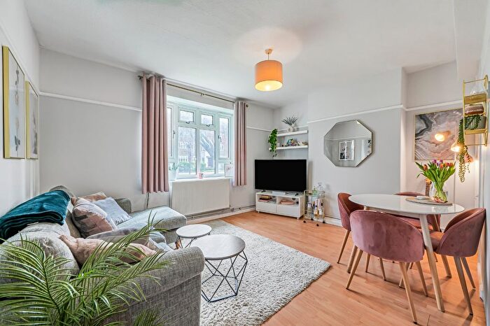 2 Bedroom Property For Sale In Oaklands Estate, London, SW4