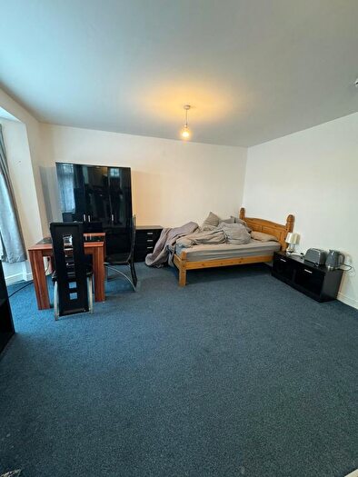 Studio To Rent In Great West Road, Hounslow, TW5