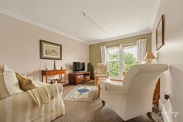 2 Bedroom Flat For Sale In Clyne Common, Swansea, SA3