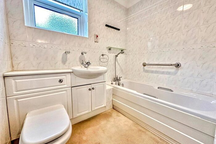 2 Bedroom Flat For Sale In Canford Cliffs, BH13