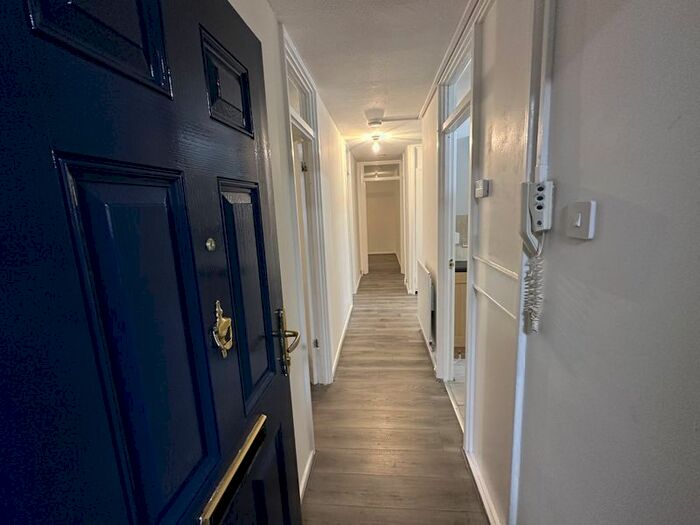 3 Bedroom Flat To Rent In Claremont Close, London, E16