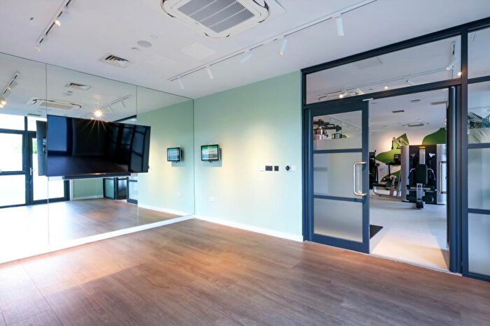 3 Bedroom Flat To Rent In Sutton Court Road, Sutton, SM1