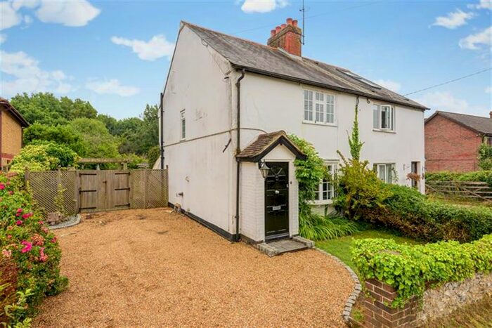 3 Bedroom Semi-Detached House For Sale In North Stroud Lane, Petersfield, GU32