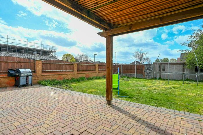 5 Bedroom Semi-Detached House To Rent In Kingston Road, Worcester Park, Epsom, KT19