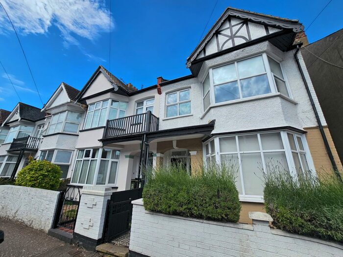2 Bedroom Flat To Rent In Hainault Avenue, Westcliff-On-Sea, SS0