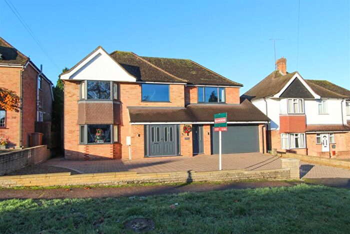 4 Bedroom Detached House For Sale In Chipstead Way, Banstead, SM7
