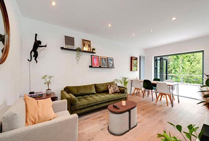 3 Bedroom Apartment For Sale In North End Road, London, NW11
