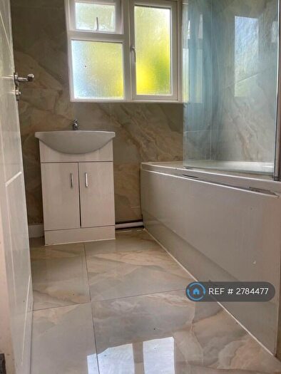 4 Bedroom Terraced House To Rent In Magpie Hall Road, Chatham, ME4