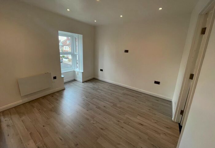 Studio To Rent In Shinners Close, London, SE25